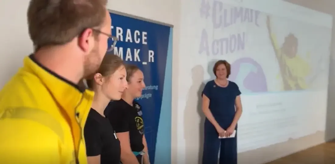 Tracemaker_Trainings_Jump Melanie Peschel mit dem Team der Bergstation beim Launch-Event